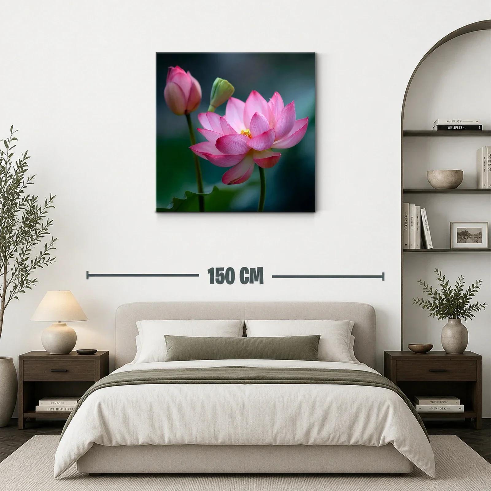Flor de loto rosa en delicado contraste natural — miniatura 3