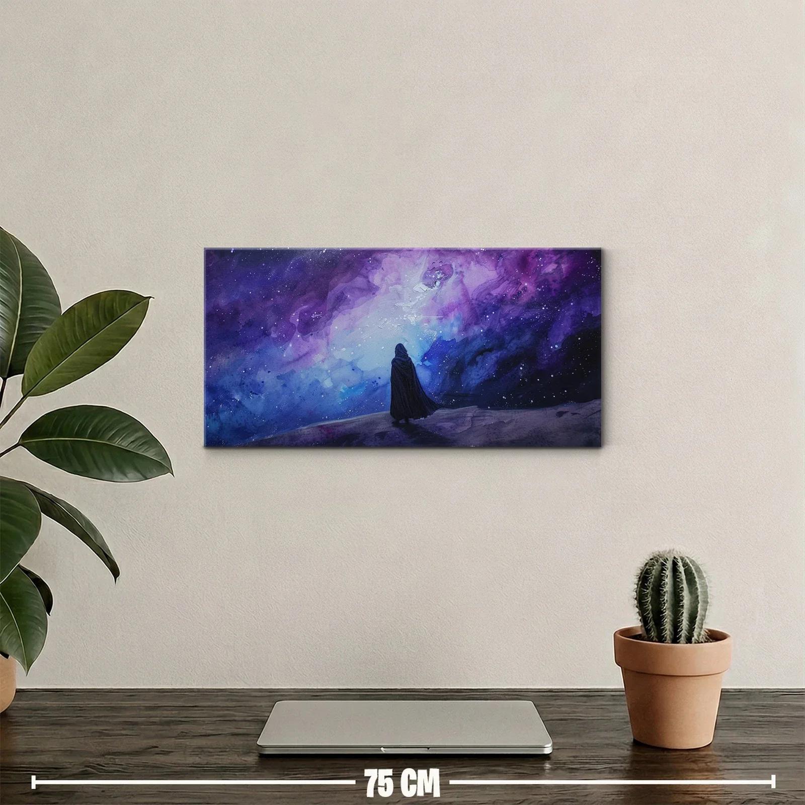 Cuadro figura encapuchada bajo una galaxia panorámica — miniatura 2