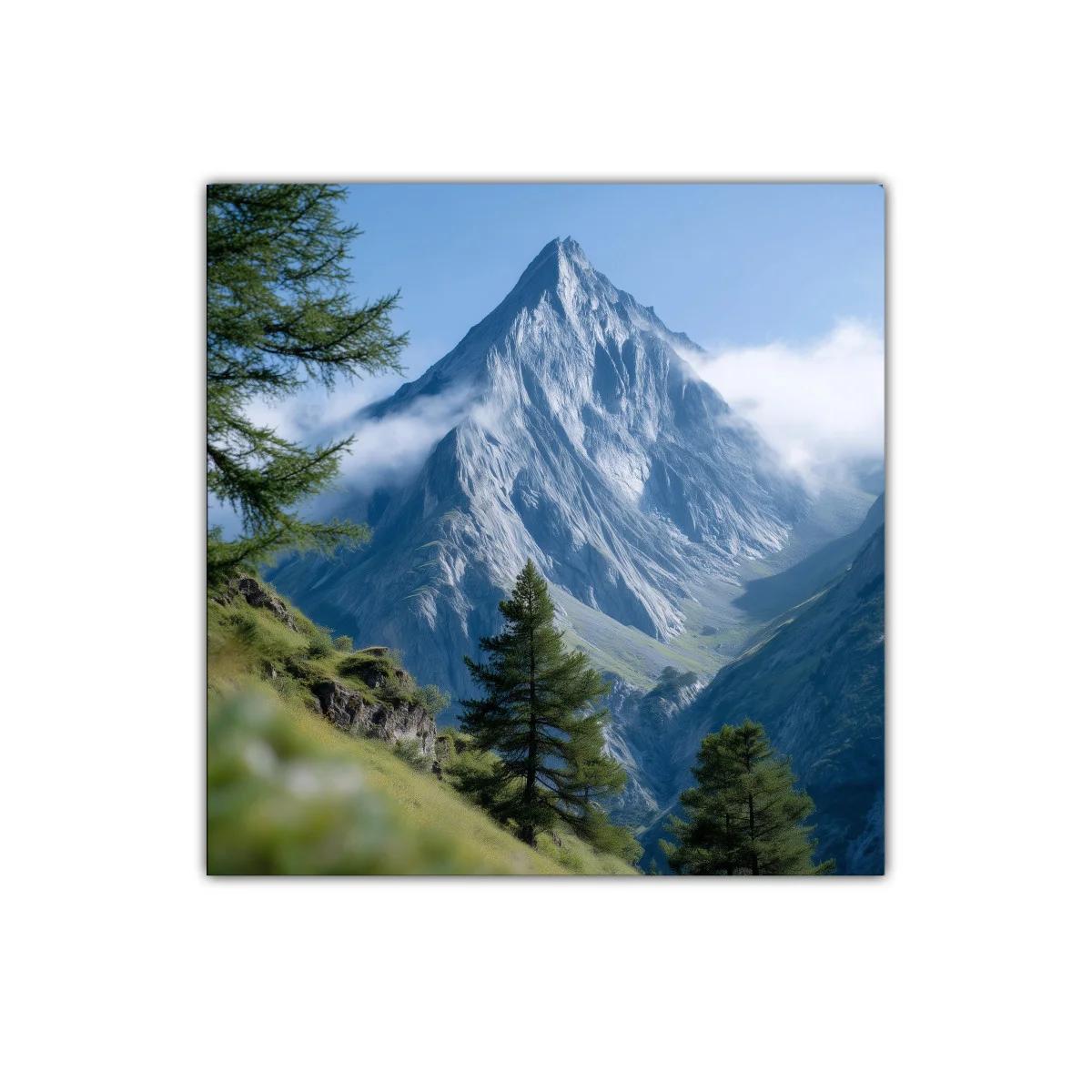 Montaña majestuosa entre niebla y pinos verdes — miniatura 1