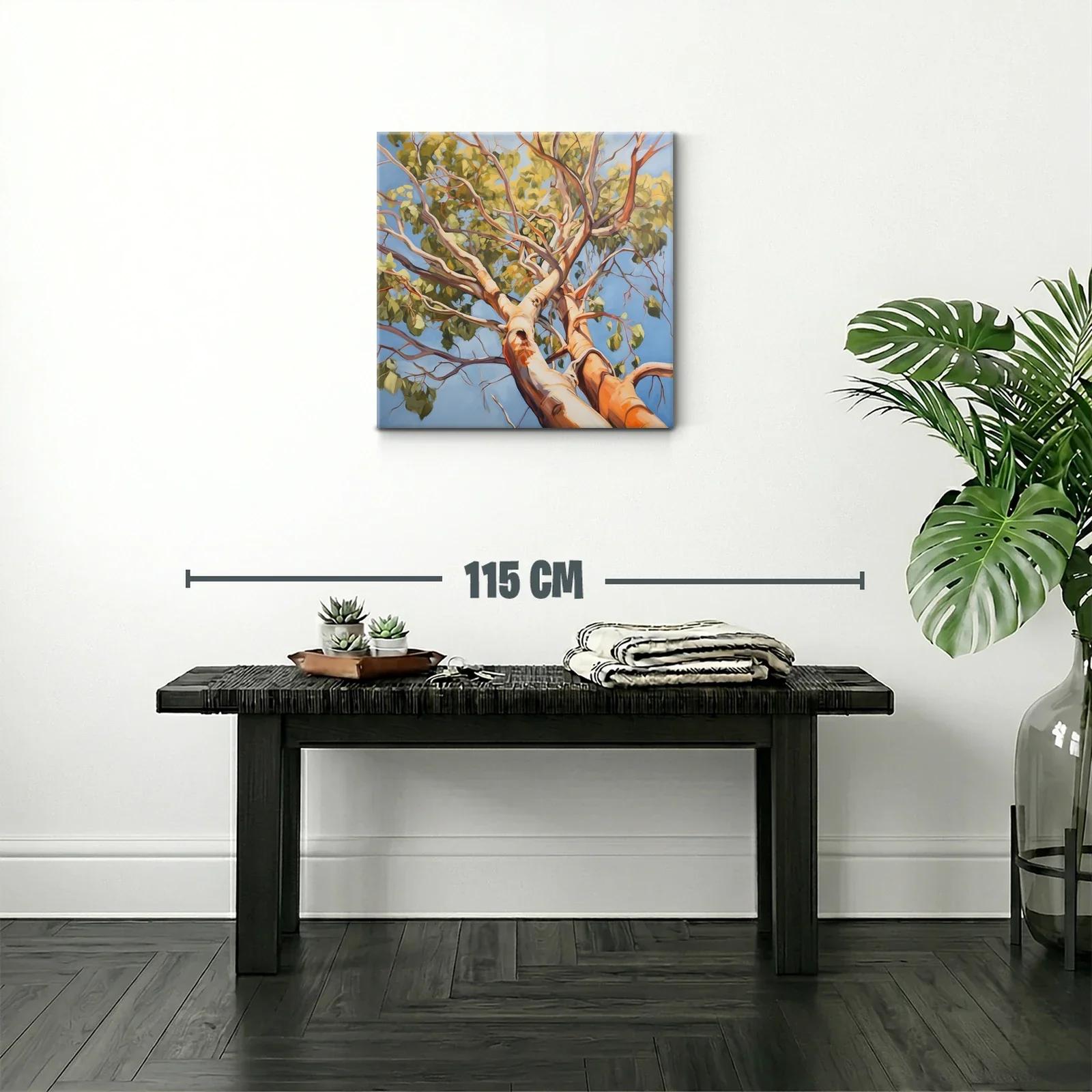 Árbol con ramas extendidas y follaje verde bajo cielo azul — miniatura 2