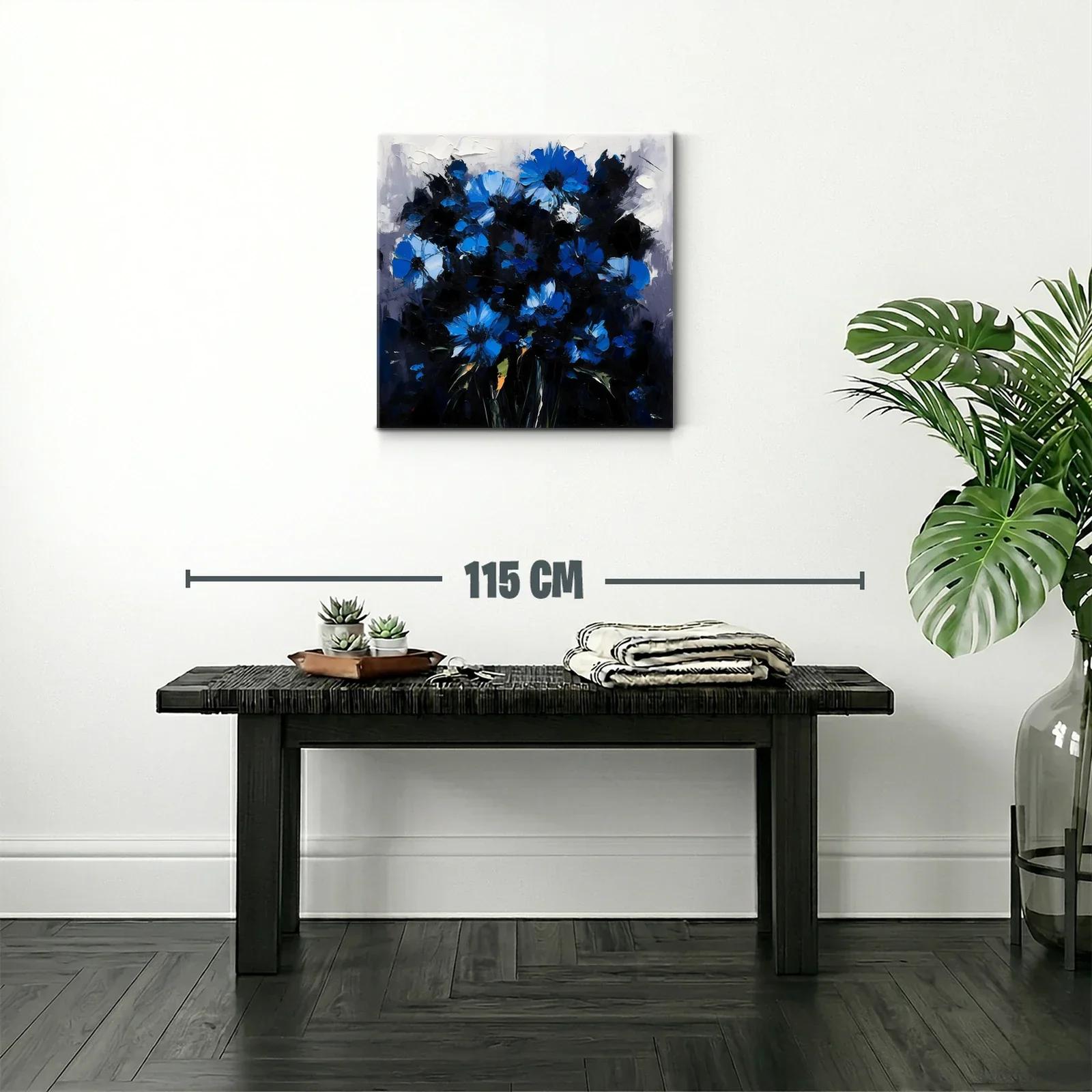 Ramo de flores azules vibrantes sobre fondo oscuro — miniatura 2