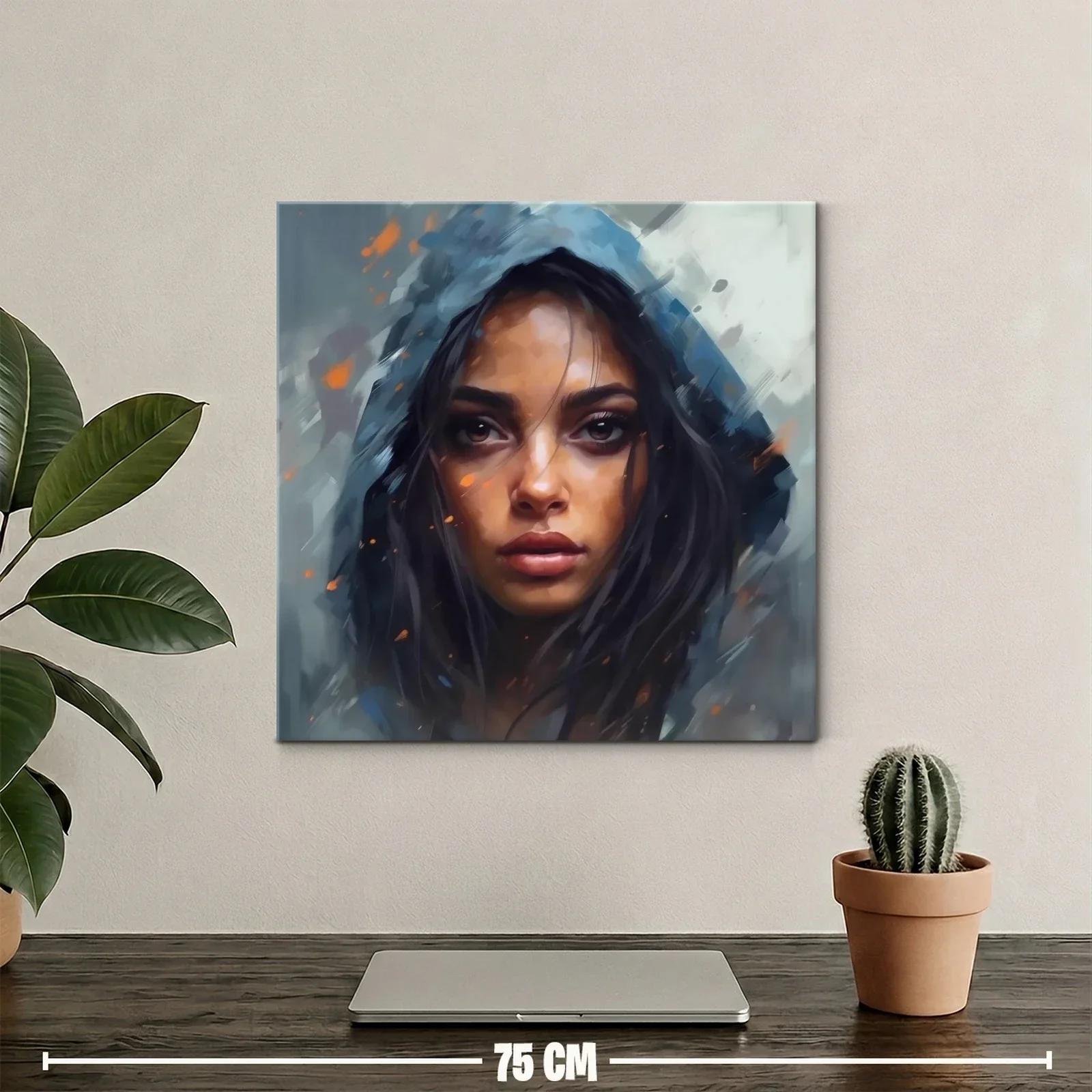Mirada intensa con capucha azul sobre fondo abstracto — miniatura 2