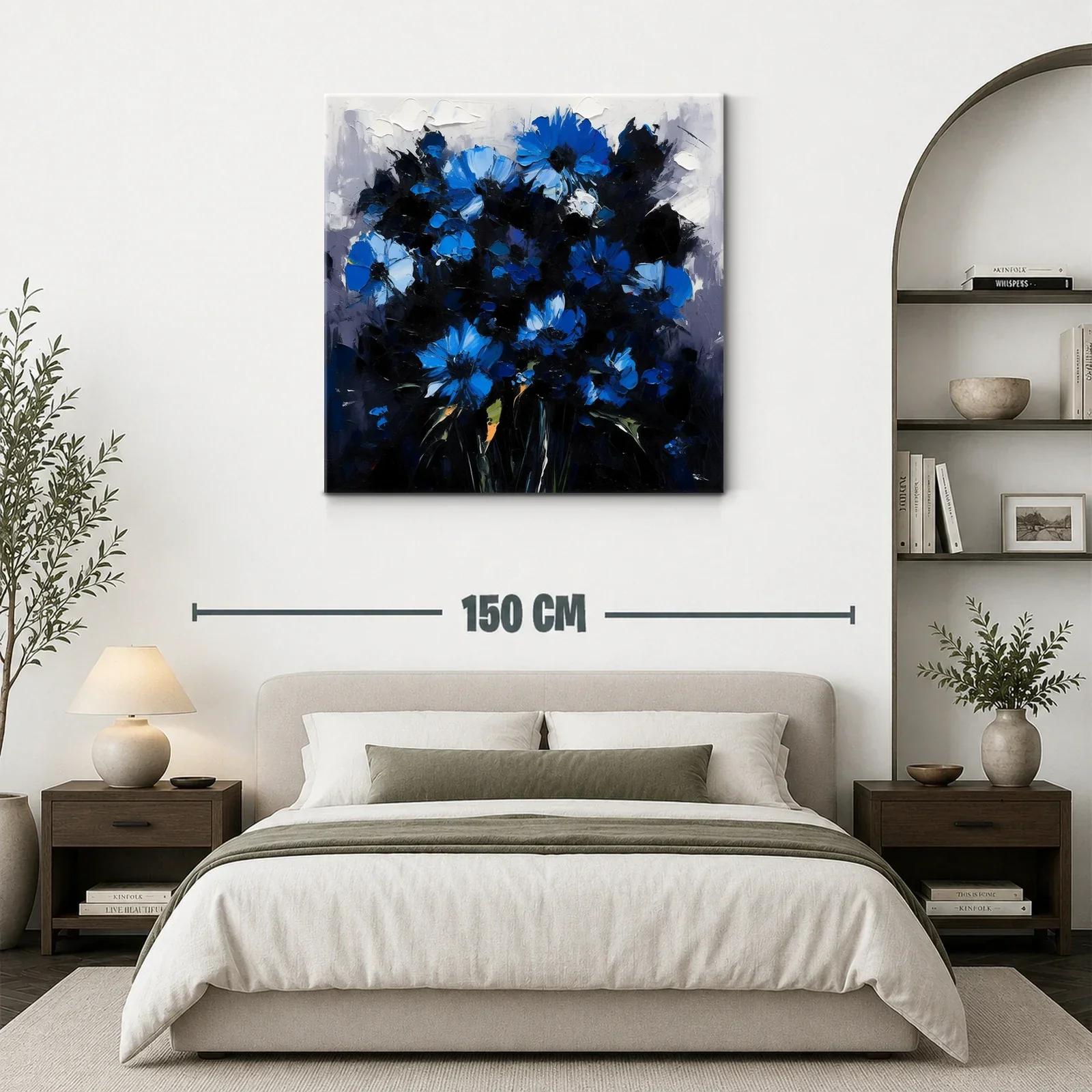 Ramo de flores azules vibrantes sobre fondo oscuro — miniatura 3