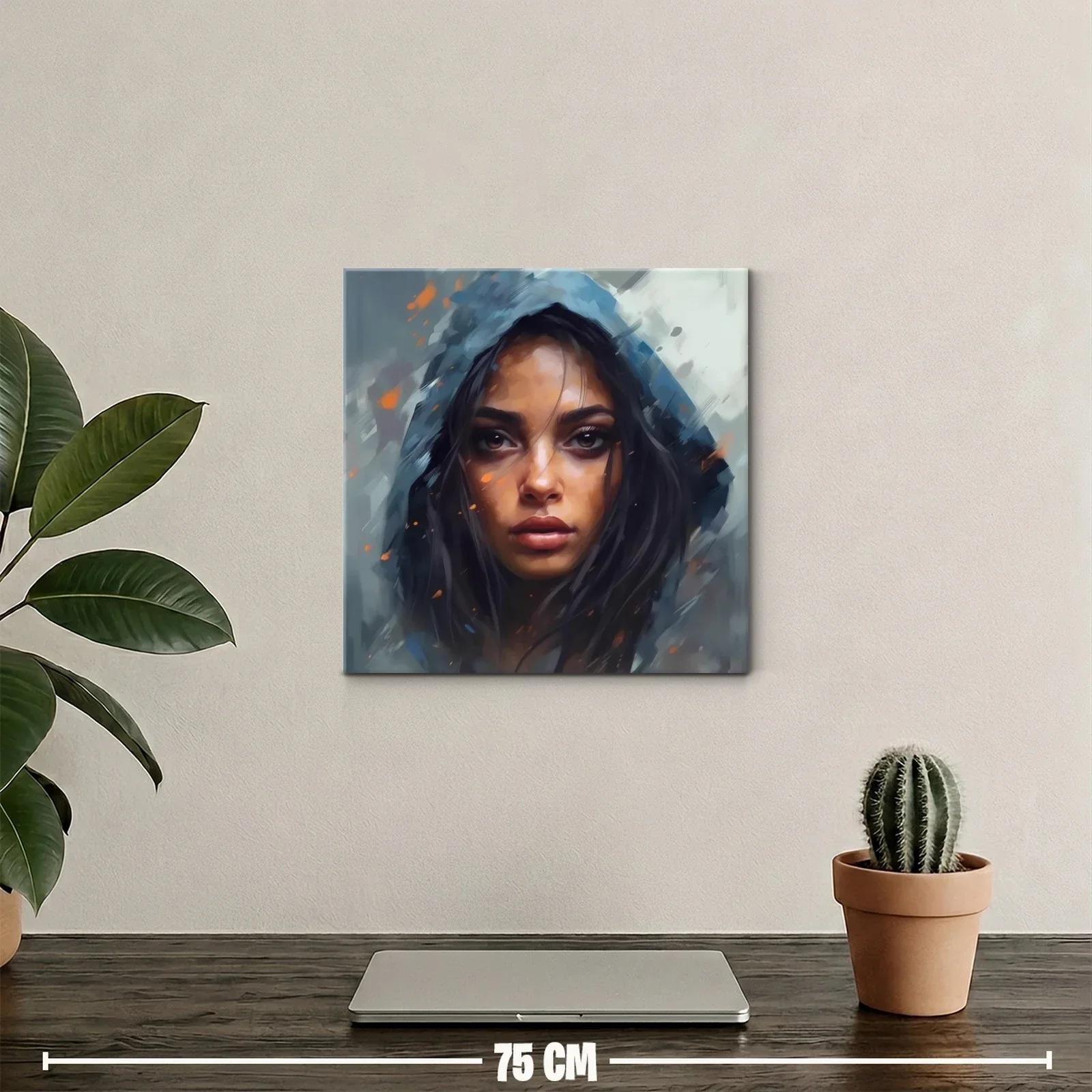 Mirada intensa con capucha azul sobre fondo abstracto — miniatura 2