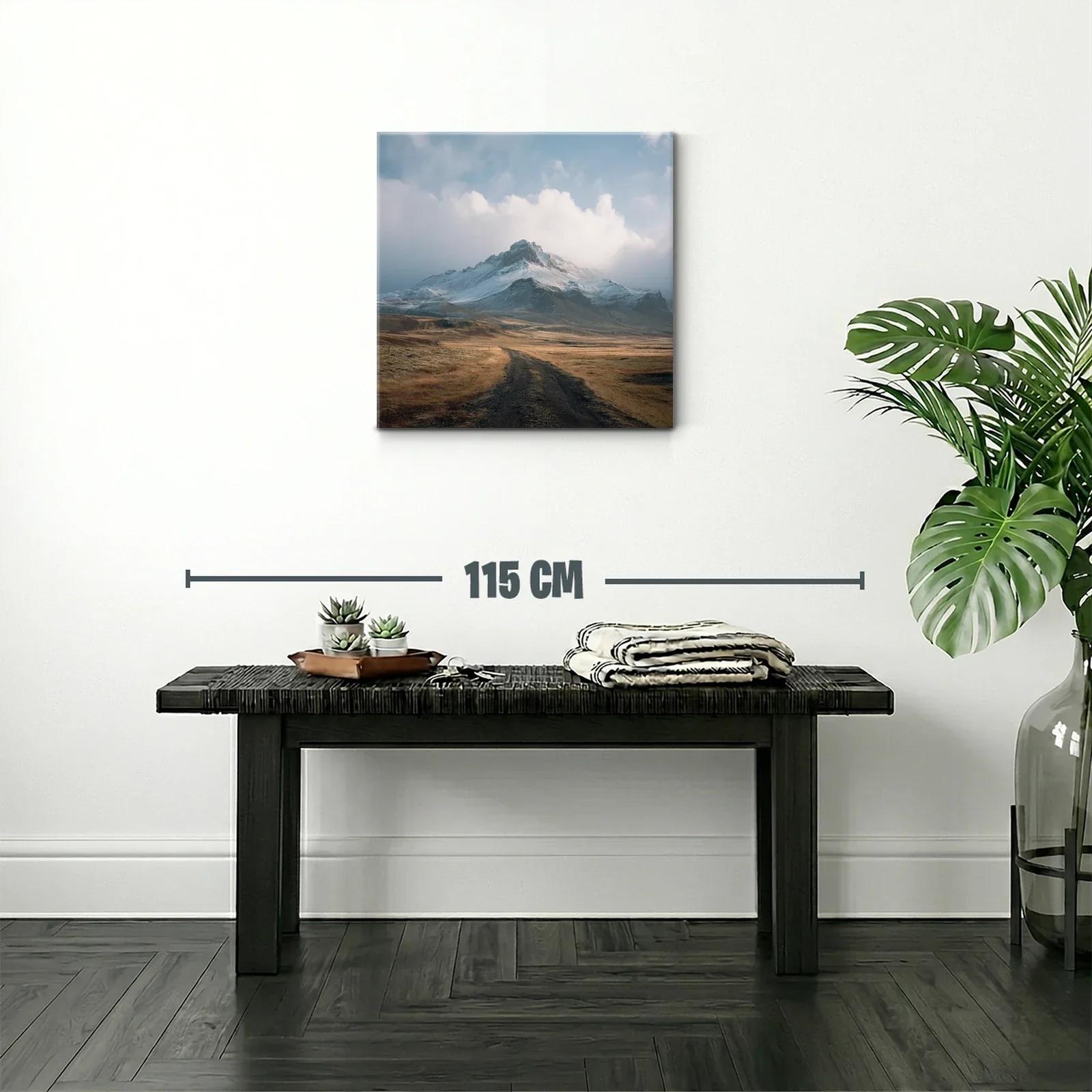 Paisaje montañoso con cielo nublado y camino terroso — miniatura 2