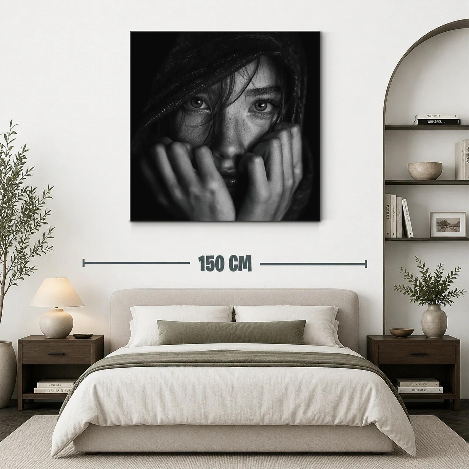 Retrato intenso de mirada femenina en tonos grises — miniatura 3