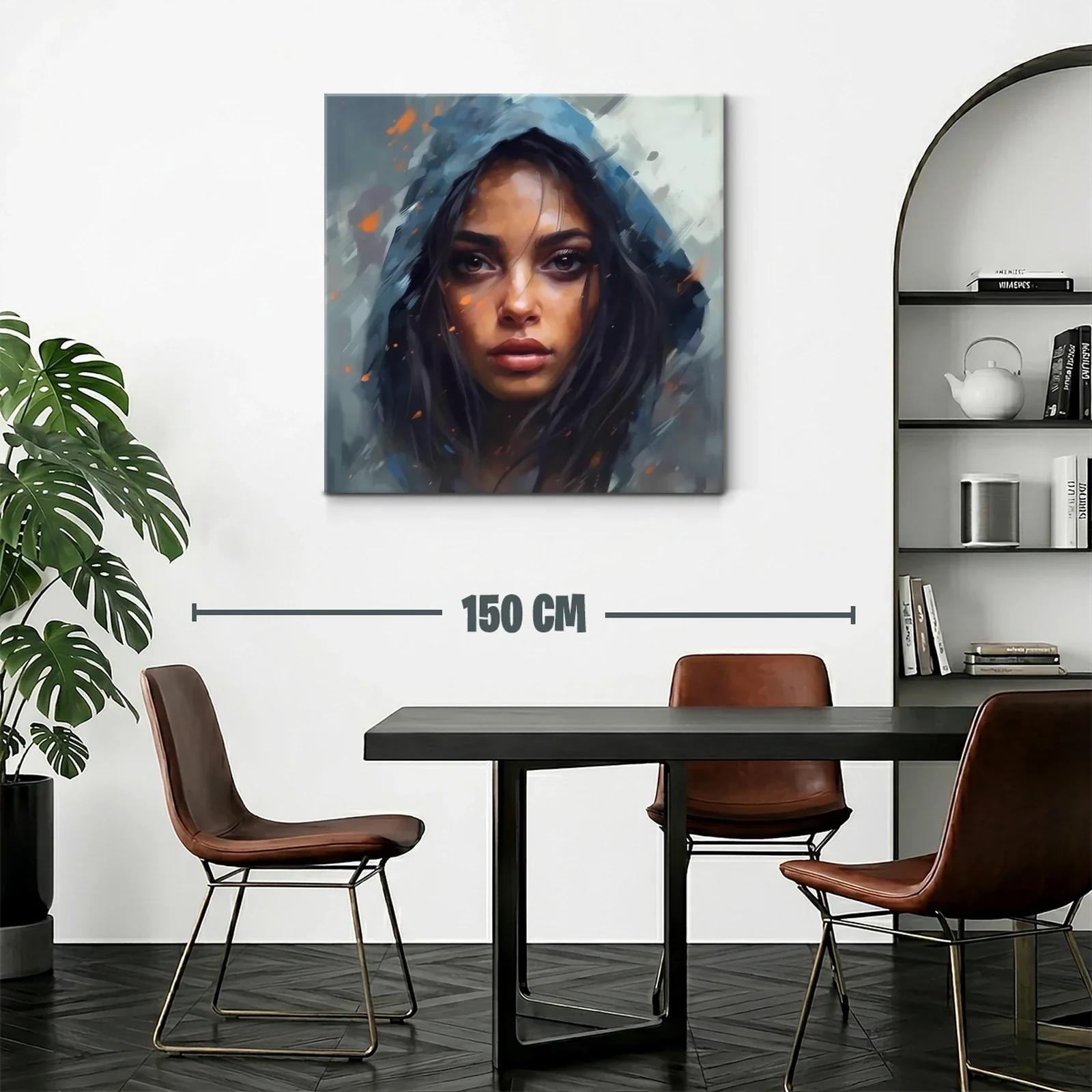 Mirada intensa con capucha azul sobre fondo abstracto — miniatura 2