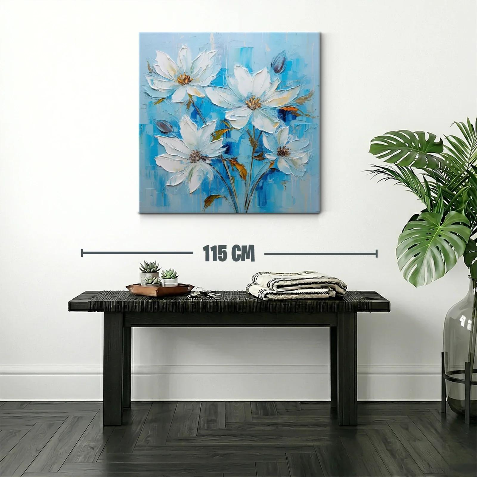Flores blancas sobre fondo azul en delicada composición — miniatura 2