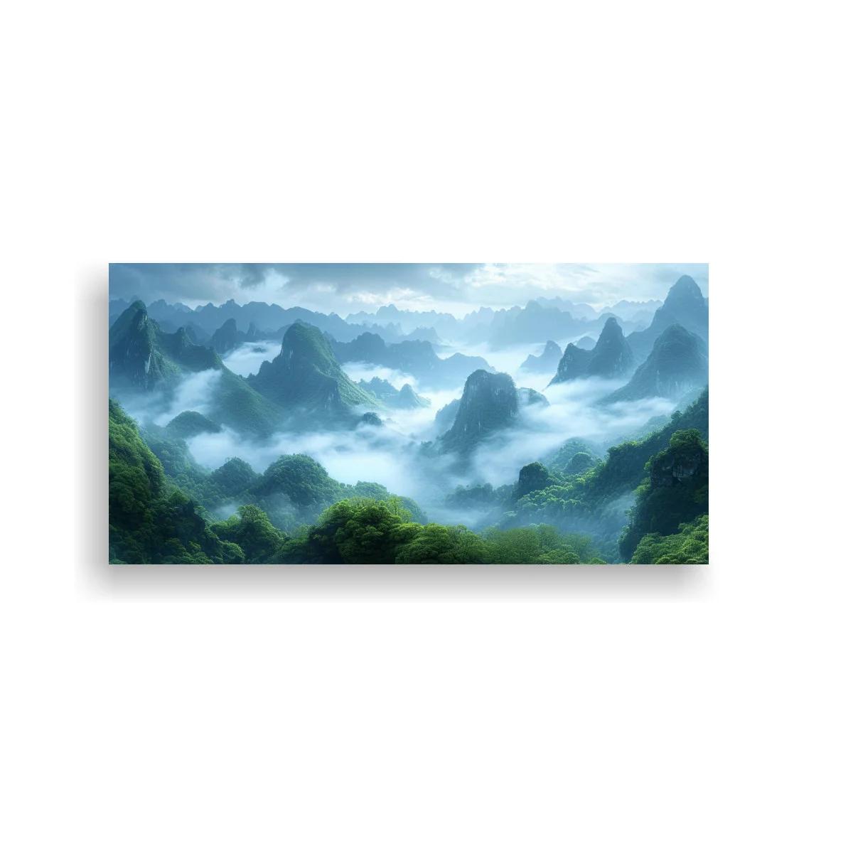 Cuadro montañas envueltas en niebla con paisaje panorámico — imagen principal