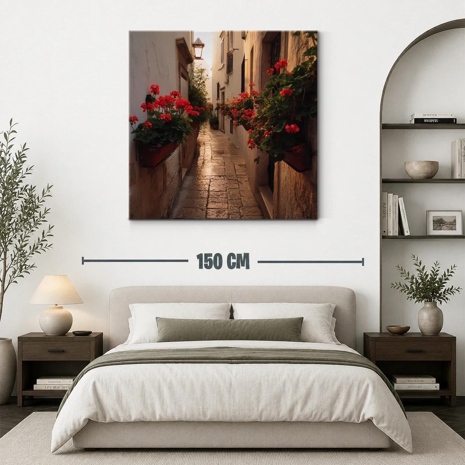 Callejón Mediterráneo con Flores Rojas en Atardecer Cálido — miniatura 3